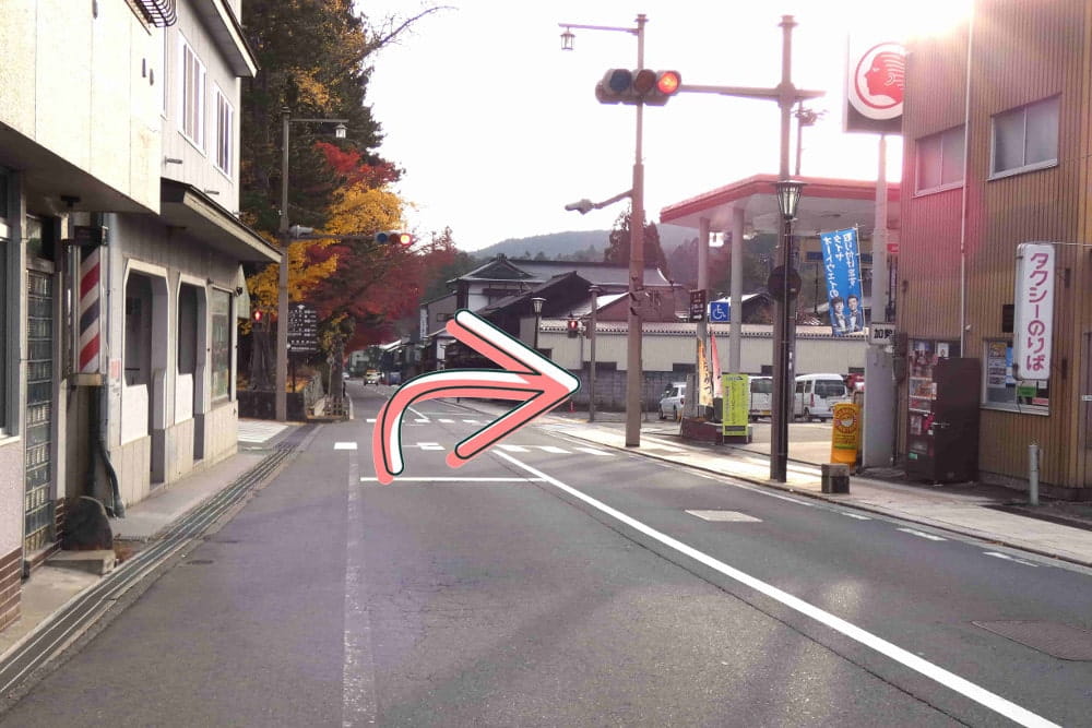 出光ガソリンスタンドを右に見て右折