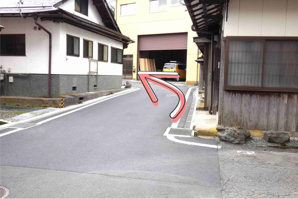 突き当りを左カーブ