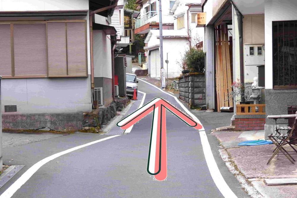 坂道まで道なりに進む