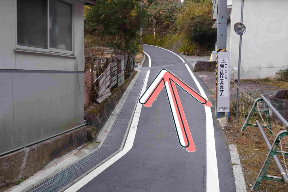 坂道を道なりに進む